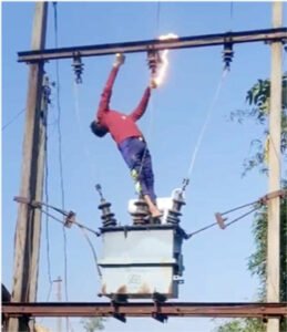 ट्रांसफार्मर पर चढ़े युवक को लगा 1100 वोल्ट का झटका, गंभीर Chhattisgarh Crimes