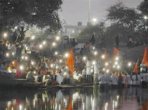 Bed वालों की जाएगी नौकरी! : अतिथि शिक्षकों का जल सत्याग्रह, रात में फ्लैश लाइट जलाकर समायोजन के लिए लगा रहे गुहार, कई अभ्यर्थियों की बिगड़ी तबीयत Chhattisgarh Crimes