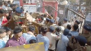 भिलाई शहर की मूलभूत समस्या और निगम में कमीशन खोरी व भ्रष्टाचार के मुद्दे पर लोगों ने प्रदर्शन, बैरिकेडिंग हटाकर आगे बढ़े Chhattisgarh Crimes