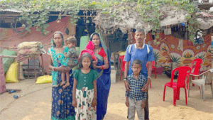 ASP के गनमैन के परिवार को गांव से बहिष्कृत कर किया हुक्का पानी बंद, जमीन विवाद पर गांव वालों के फैसले को मानने से किया था इनकार Chhattisgarh Crimes