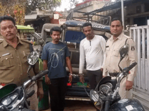 रायपुर में ई-रिक्शा की बैटरी चुराने वाला गिरोह पकड़ाया:अलग-अलग जगहों से की थी चोरी, बेचने निकले तो फंसे; 2 आरोपी अरेस्ट Chhattisgarh Crimes