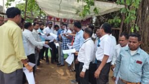 पंचायत सचिव संघ हड़ताल पर पंचायत संचालनालय के आदेश की कॉपी को जलाकर किया विरोध प्रदर्शन Chhattisgarh Crimes