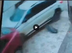 रायगढ़ में एक बेकाबू कार घर के बाउंड्रीवाल के गेट को तोड़कर भीतर घुस गई Chhattisgarh Crimes