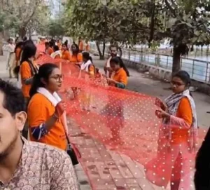 सरकारी नौकरी से निकाले गए B.Ed सहायक शिक्षकों ने गुरुवार को 2621 फीट लंबी चुनरी यात्रा निकाली Chhattisgarh Crimes