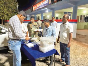 नेशनल हाईवे-30 पर बुधवार देर रात एक कार से करीब 3 करोड़ रुपए की सोने की ज्वेलरी और 8.40 लाख रुपए कैश जब्त Chhattisgarh Crimes