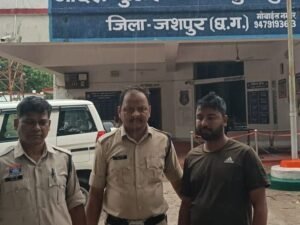 जशपुर जिले की पुलिस में अपहरण और लूट के मामले में पिछले दो साल से फरार चल रहे आरोपी वकील खान उर्फ अकील खान को झारखंड के गुमला जिले से गिरफ्तार कर लिया Chhattisgarh Crimes