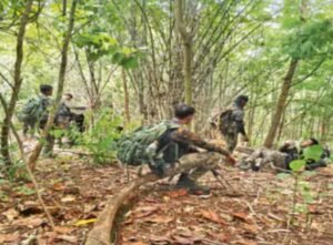 50 घंटे पैदल चलकर फोर्स ने नक्सलियों को घेरा Chhattisgarh Crimes