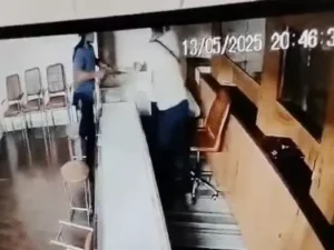 धमतरी में एक ज्वेलर्स दुकान संचालक और उसकी बेटी पर हमले का वीडियो सामने आया Chhattisgarh Crimes