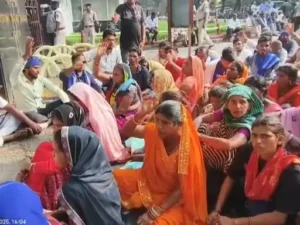 हाईटेंशन तार से झुलसे मजदूर की हालत गंभीर Chhattisgarh Crimes