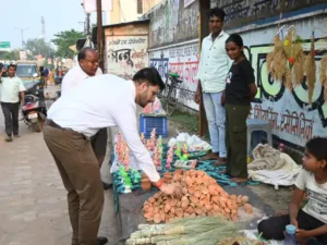 बलौदाबाजार कलेक्टर दीपक सोनी ने बाजार पहुंचकर स्थानीय कारीगरों से मिट्टी के दीये, ग्वालिन और धान की बाली से निर्मित फरी खरीदी Chhattisgarh Crimes