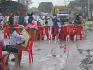 कोरबा में शुक्रवार को चार ग्राम पंचायतों के सैकड़ों ग्रामीणों ने कपूरा बाईपास मुख्य मार्ग पर चक्काजाम कर दिया Chhattisgarh Crimes