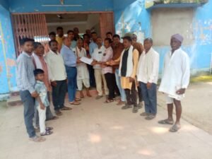 आवास निर्माण के लिए ला रहे रेत से भरे ट्रैक्टर को पकड़ने से मचा बवाल Chhattisgarh Crimes