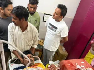 बलरामपुर जिले के डुमरखी गांव में बुधवार रात जुए के विवाद को लेकर एक युवक पर चाकू से हमला किया गया Chhattisgarh Crimes