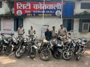 राजनांदगांव पुलिस ने मोटर साइकिल चोरी के एक बड़े गिरोह का पर्दाफाश करते हुए 14 लाख रुपये से अधिक कीमत के 10 चोरी के वाहन बरामद किए Chhattisgarh Crimes