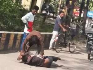 छत्तीसगढ़ के कोरबा में 2 दोस्तों ने तीसरे दोस्त को जमकर पीटा Chhattisgarh Crimes