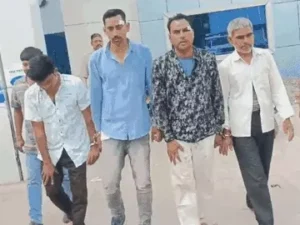 छत्तीसगढ़ के दुर्ग जिले में बीच सड़क शराब पार्टी कर रहे लोगों ने डायल-112 के पुलिसकर्मियों के साथ मारपीट की Chhattisgarh Crimes