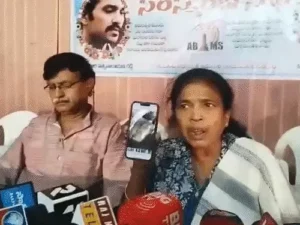 बस्तर की सामाजिक कार्यकर्ता सोनी सोढ़ी ने तेलंगाना में एक प्रेस कॉन्फ्रेंस में कहा है कि नक्सलवाद कभी खत्म नहीं होगा Chhattisgarh Crimes