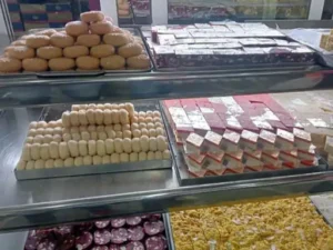 छत्तीसगढ़ के रायगढ़ जिले में त्यौहारी सीजन को लेकर एक बार फिर से मिठाईयों का सैंपल लेकर उसे जांच में भेजने की औपचारिकता विभाग ने पूरी कर ली Chhattisgarh Crimes