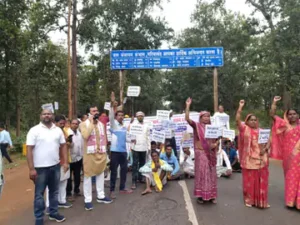 गरियाबंद जिले में पारागांव डीह में नया धान खरीदी केंद्र खोलने की मांग को लेकर 15 गांवों के सैकड़ों किसानों ने नेशनल हाईवे 130C जाम कर दिया Chhattisgarh Crimes