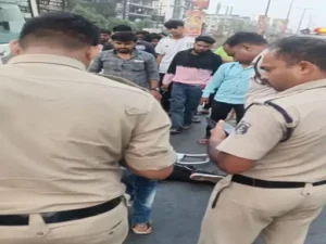 राजधानी रायपुर के VIP चौक में कांकेर रोडवेज प्राइवेट लिमिटेड की बस से टकराकर युवक की मौत Chhattisgarh Crimes