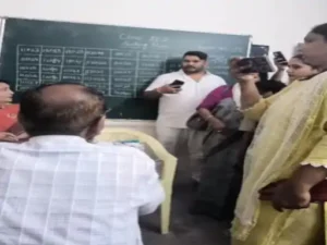 मोतीबाग के सामने स्थित सालेम इंग्लिश स्कूल में शुक्रवार को ईसाई समाज के दो पक्षों के बीच जमकर विवाद और हंगामा हुआ Chhattisgarh Crimes