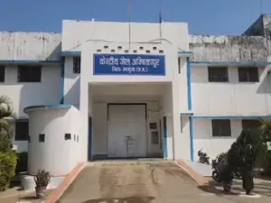 सरगुजा सेंट्रल जेल के 2 कैदी दीपावली की रात मेडिकल कॉलेज के जेल वार्ड से भाग निकले Chhattisgarh Crimes