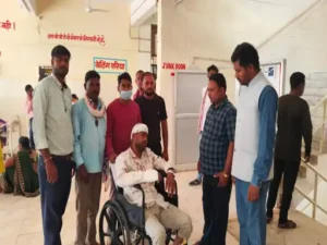 छत्तीसगढ़ के कबीरधाम जिले में पुराने जमीन विवाद के चलते एक युवक पर उसके ही रिश्तेदारों ने जानलेवा हमला कर दिया Chhattisgarh Crimes