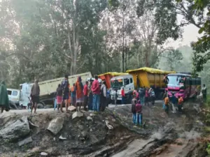 कोरबा जिले के पसान मेन रोड पर दो ट्रकों की आमने-सामने की टक्कर हो गई Chhattisgarh Crimes