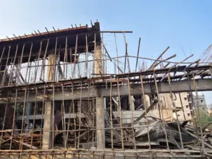 भिलाई के जुनवानी में अभिषेक मिश्रा मेमोरियल मेडिकल कॉलेज एंड रिसर्च सेंटर के सामने बन रही बिल्डिंग की ढलाई के दौरान पूरा सेंटरिंग अचानक गिर गया Chhattisgarh Crimes