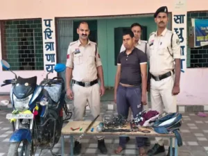 कवर्धा जिले के जिला सहकारी केंद्रीय बैंक, कुण्डा में चोरी करने घुसे एक चोर को पुलिस ने बैंक के अंदर ही पकड़ लिया Chhattisgarh Crimes