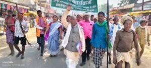 हाथों में पारंपरिक हथियार तीर धनुष लेकर विशेष पिछड़ी कमार जनजाति के ग्रामीणों ने मैनपुर से रायपुर तक पदयात्रा का शुभारंभ किया Chhattisgarh Crimes