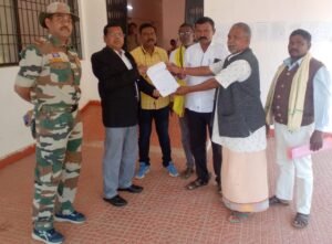 आखिरकार सड़क जाम करने वाले उदंती क्षेत्र के* ग्रामीणों को प्रशासन मना ही लिया Chhattisgarh Crimes