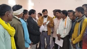 प्रशासन के नाकामी के चलते इस साल सोसायटी मे धान बेचने से वंचित सैकड़ो किसानों का हल्ला बोल Chhattisgarh Crimes