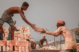 कहां है सरकारी योजनाओं का जमीनी धरातल ? गोपालपुर के मजदूरो को कल पटेवा में भीथीडिही के मनहरण यादव लेबर दलाल के साथ उपनिरीक्षक श्रम विभाग ने दबोचा ! Chhattisgarh Crimes