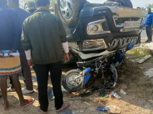 सूरजपुर में एक स्कॉर्पियो वाहन अनियंत्रित होकर पलट गया Chhattisgarh Crimes