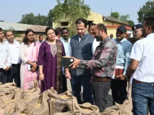 स्कूल शिक्षा एवं जिले के प्रभारी सचिव सिद्धार्थ कोमल परदेशी ने सोमवार को बलौदाबाजार जिला प्रवास के दौरान धान उपार्जन केंद्रों का औचक निरीक्षण किया Chhattisgarh Crimes