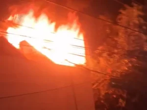 बिलासपुर के टिकरापारा के मूर्ति गली में 17 नवंबर की रात अचानक एक मकान में आग लग गई Chhattisgarh Crimes