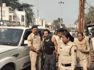 रायपुर पुलिस ने सूदखोरी, रंगदारी और अवैध हथियार रखने के मामले में गिरफ्तार हिस्ट्रीशीटर वीरेंद्र सिंह तोमर का जुलूस निकाला Chhattisgarh Crimes