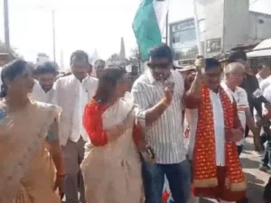 छत्तीसगढ़ के बिलासपुर में मंगलवार को भाजपा की यूनिटी मार्च में केंद्रीय राज्यमंत्री तोखन साहू के सामने बेलतरा से बीजेपी विधायक सुशांत शुक्ला और संगठन के प्रदेश मंत्री हर्षिता पांडेय के बीच जमकर विवाद हुआ Chhattisgarh Crimes