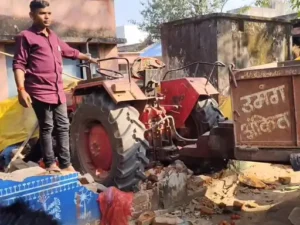 जशपुर जिले के कुनकुरी स्थित कन्याशाला सब्जी बाजार में 15 नवंबर की दोपहर एक अनियंत्रित ट्रैक्टर घुस गया Chhattisgarh Crimes