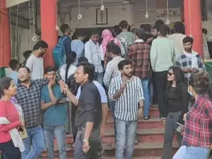 बिलासपुर में एफएम ग्रुप के कॉम्पिटिशन कम्युनिटी इंस्टीट्यूट में क्लासेस नहीं होने से भड़के प्रतियोगियों ने सिटी कोतवाली थाने का घेराव कर दिया Chhattisgarh Crimes