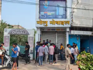 अंबिकापुर के गुदरी चौक में संचालित गोलू मोबाइल में सेंध लगाकर घुसे चोरों ने करीब 25 लाख रुपये के मोबाइल की चोरी कर ली Chhattisgarh Crimes