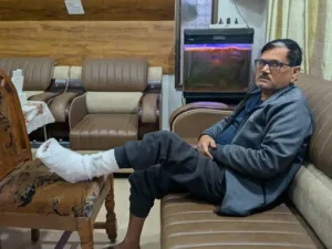 अंबिकापुर में गाड़ी मोड़ने के दौरान इंडिकेटर नहीं देने के विवाद पर हेड कॉन्स्टेबल और उसके साथियों ने वकील और उसके बेटे की जमकर पिटाई कर दी Chhattisgarh Crimes