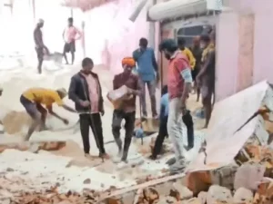 सूरजपुर जिले के नयनपुर स्थित मित्तल कोल्ड स्टोरेज में सुबह करीब 10 बजे दीवार गिरने से तीन मजदूरों की मौत Chhattisgarh Crimes