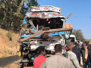 छत्तीसगढ़ के जशपुर राष्ट्रीय राजमार्ग-43 पर काईकछार के पास दो बड़े ट्रकों की आमने-सामने टक्कर हो गई Chhattisgarh Crimes