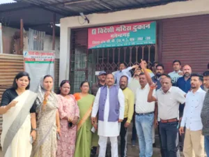 मनेंद्रगढ़ में महात्मा गांधी की पुण्यतिथि पर शराब दुकानें खुली रहने के विरोध में कांग्रेस कार्यकर्ताओं ने प्रदर्शन किया Chhattisgarh Crimes