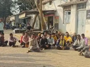 छत्तीसगढ़ के धमतरी में धान खरीदी के लिए टोकन जारी न होने से नाराज किसानों ने एसडीएम कार्यालय के बाहर प्रदर्शन किया Chhattisgarh Crimes