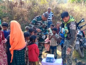 गरियाबंद पुलिस द्वारा ‘संवाद’’ कार्यक्रम अंतर्गत घोर नक्सल प्रभावित क्षेत्र ग्राम अमली एवं राजाडेरा में कम्युनिटी पुलिसिंग का किया गया आयोजन Chhattisgarh Crimes