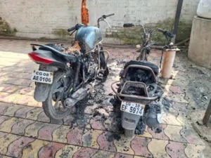 राजनांदगांव के बसंतपुर क्षेत्र में गुरुवार रात मां शीतला माता मंदिर परिसर में खड़ी कई गाड़ियों में आग लगा दी गई Chhattisgarh Crimes