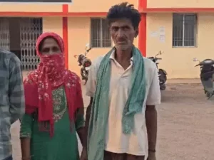 छत्तीसगढ़ के दुर्ग जिले के चेटवा गांव में राजस्थान से कपास तोड़ने आए मजदूरों के साथ बंधक बनाए जाने, मारपीट और मजदूरी नहीं देने का गंभीर मामला सामने आया Chhattisgarh Crimes